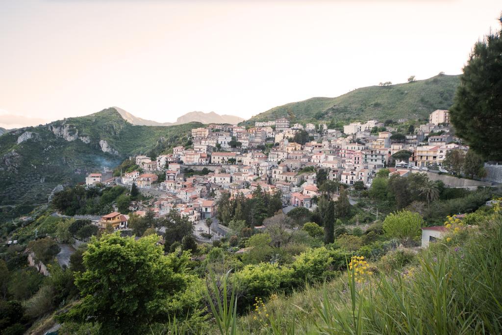 The Clock Houses Borgo Gallodoro Letojanni Exterior photo